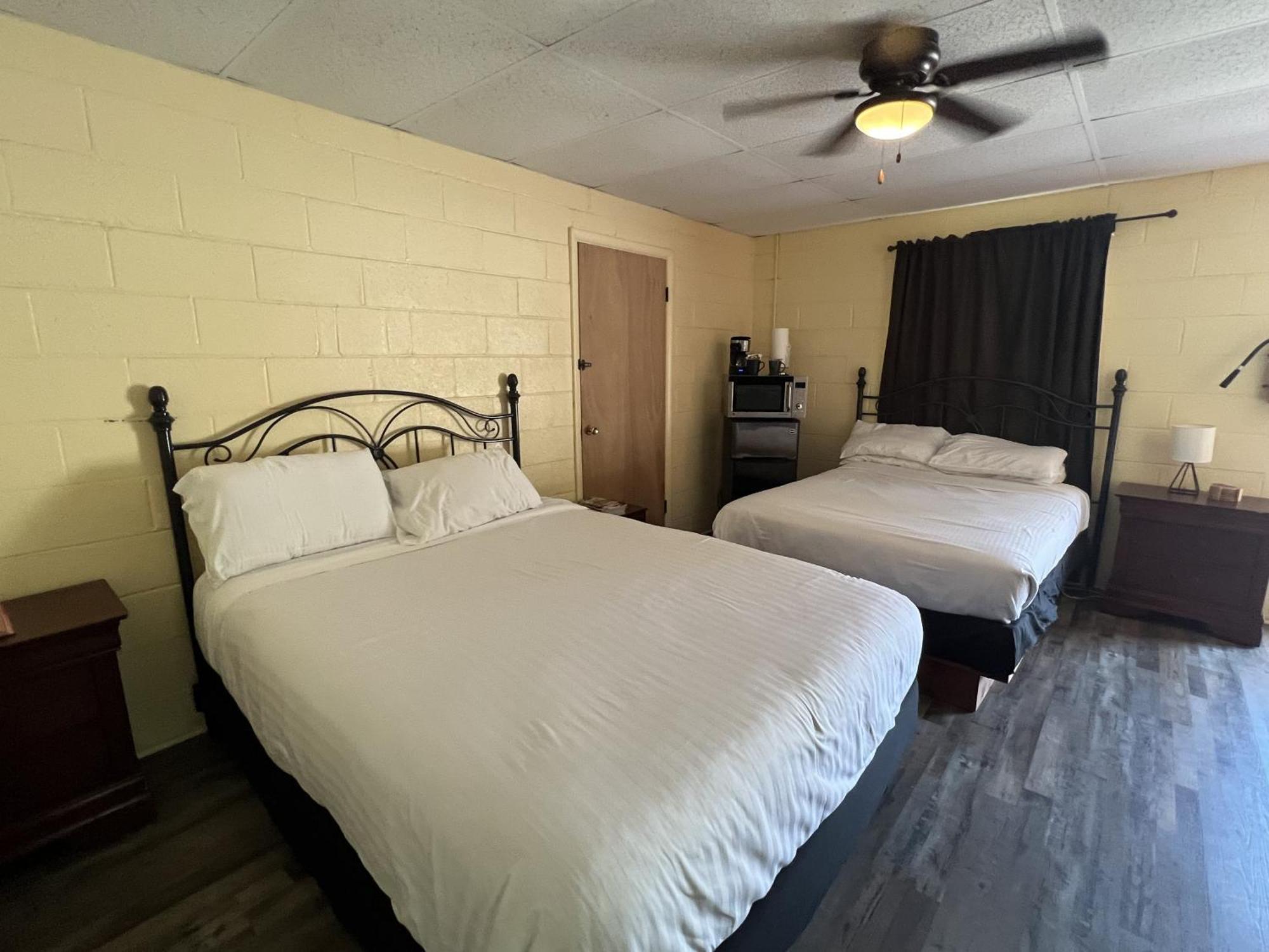 Ji11, Queen Guest Room At The Joplin Inn At The Entrance To Mountain Harbor Resort Hotel Room Mount Ida Exterior foto